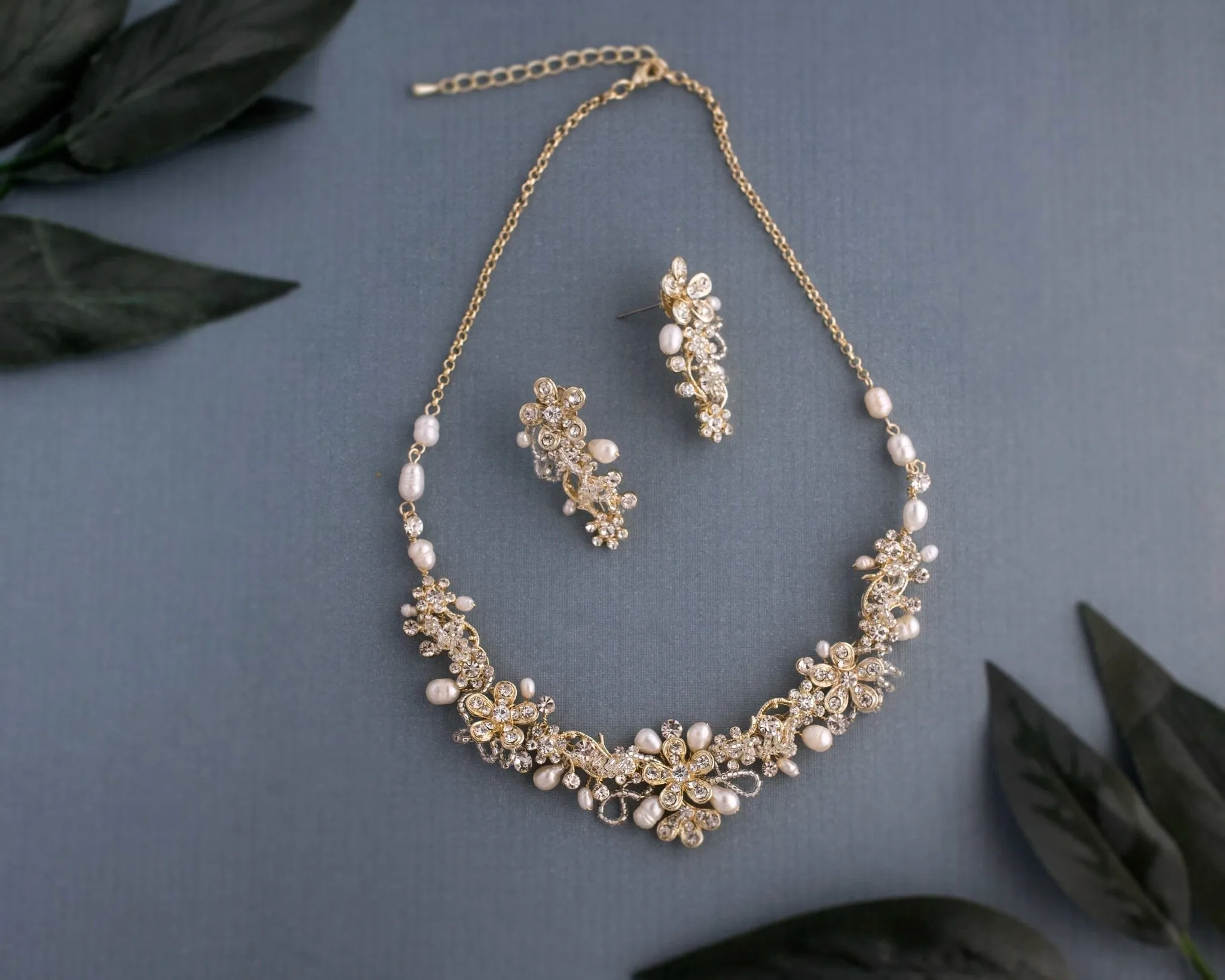 Bridal Necklace Set with Pearls in Gold