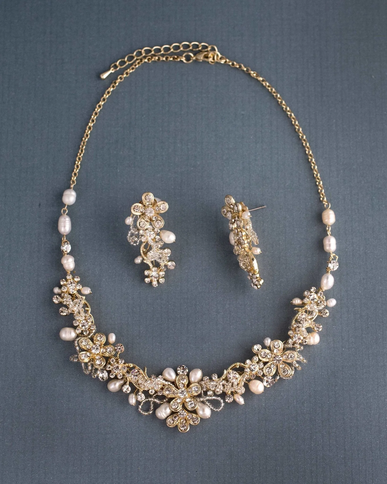 Bridal Necklace Set with Pearls in Gold