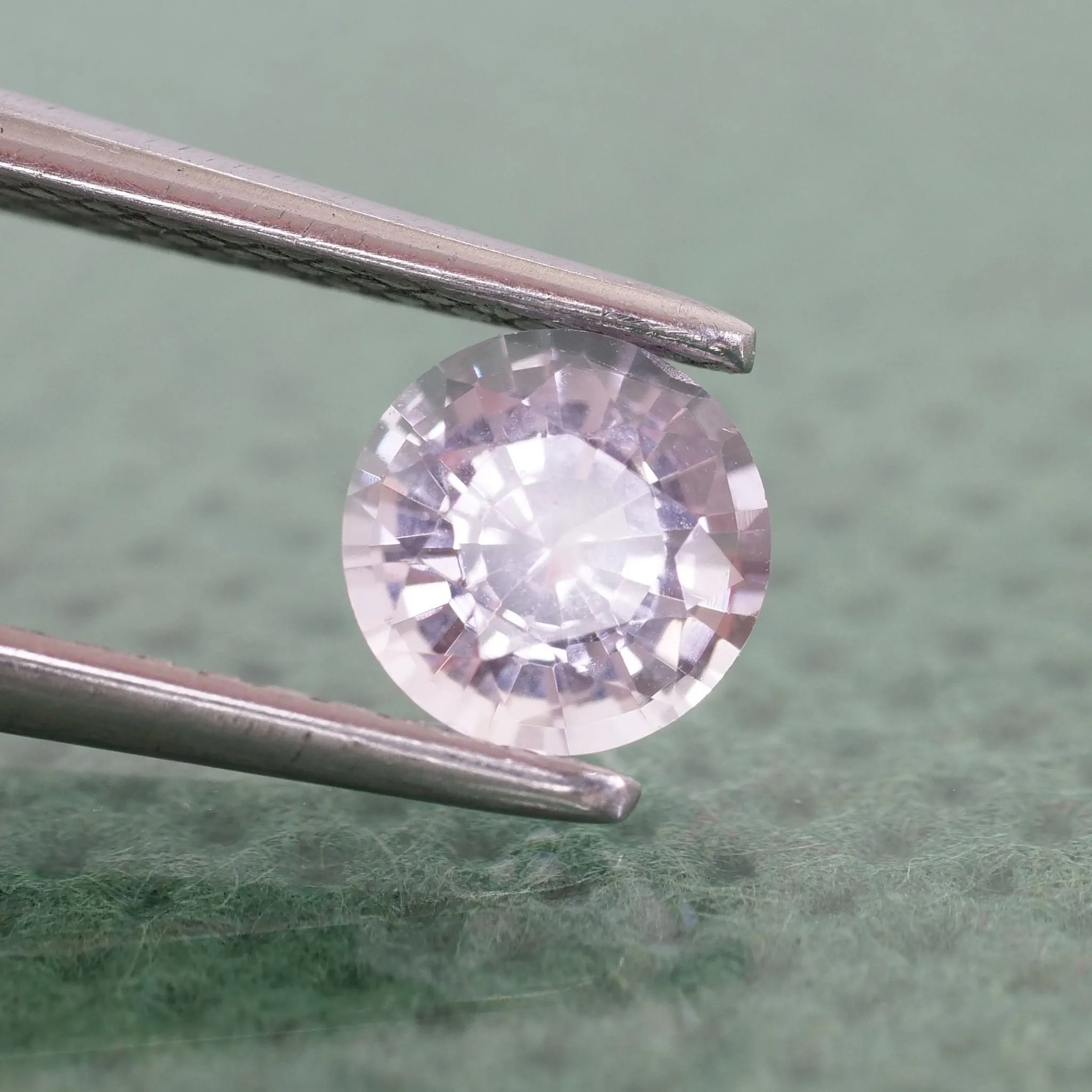 Sapphire very light pink color round VS 5mm 0.5 ct