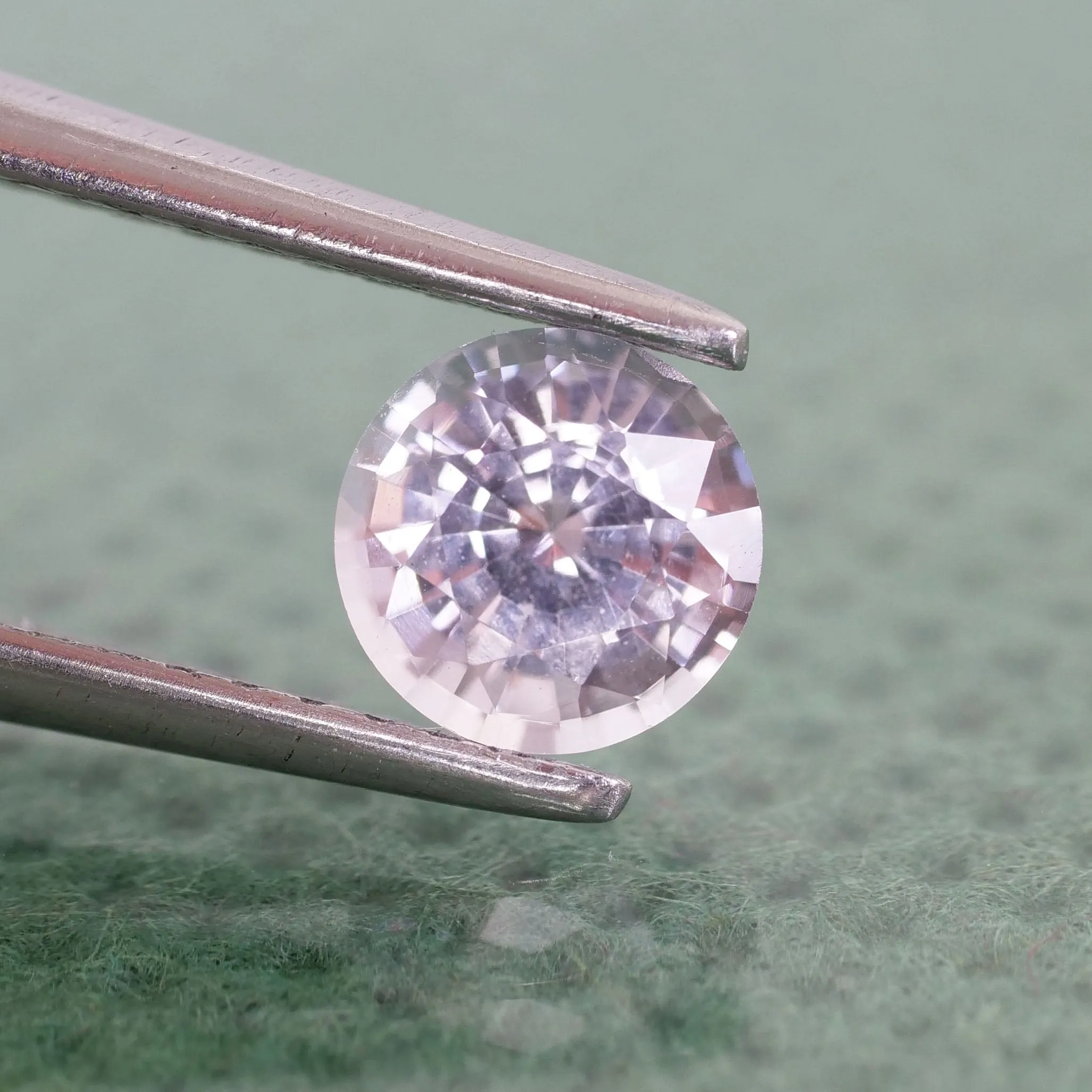 Sapphire very light pink color round VS 5mm 0.5 ct