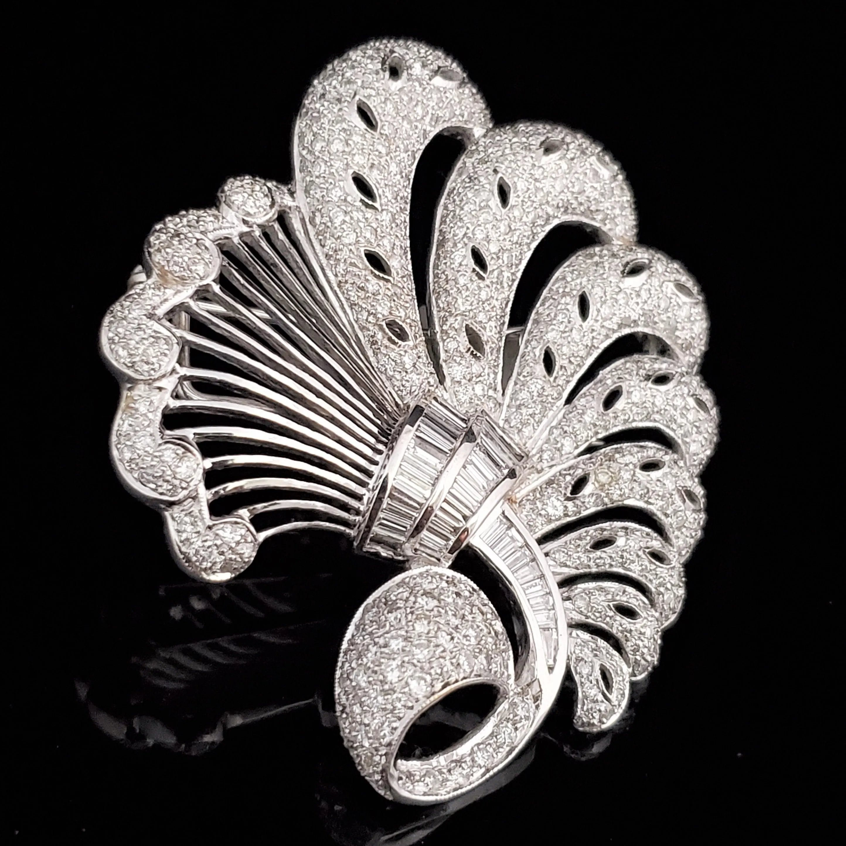 The Garland - 1950s Vintage Diamond 18k Gold Oversized Brooch