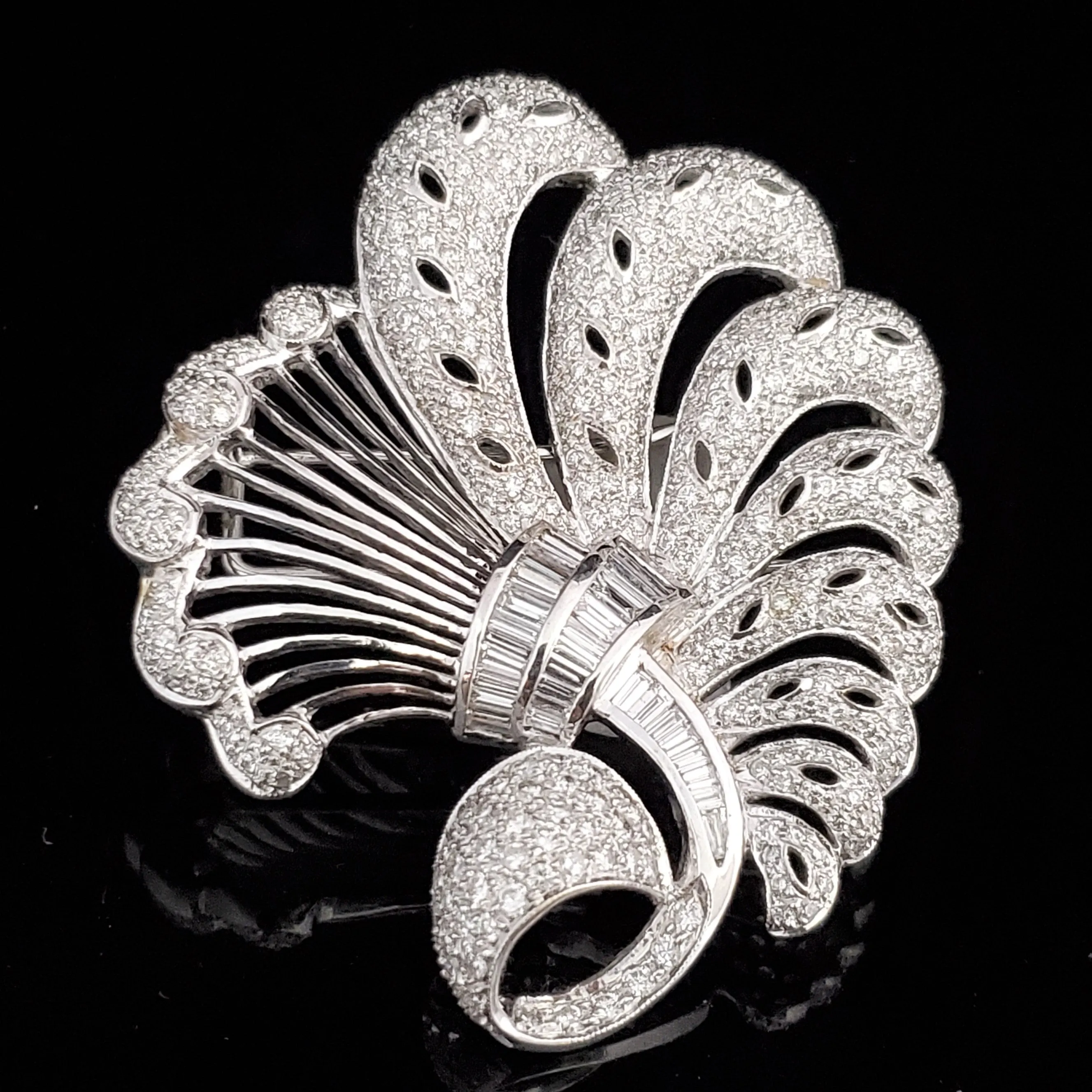 The Garland - 1950s Vintage Diamond 18k Gold Oversized Brooch